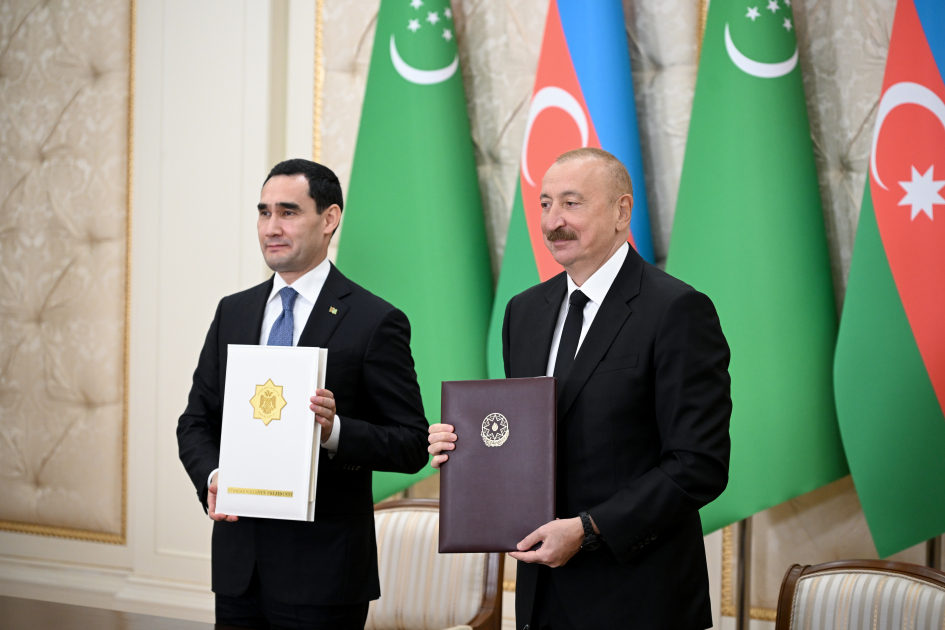 Azerbaijan and Turkmenistan exchange documents (PHOTO)