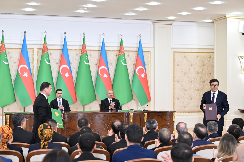 Azerbaijan and Turkmenistan exchange documents (PHOTO)