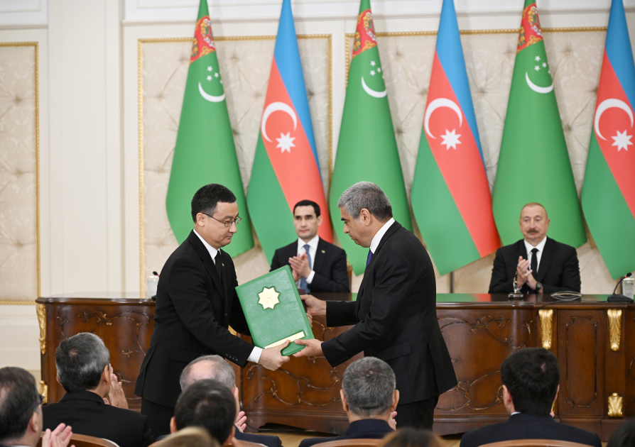 Azerbaijan and Turkmenistan exchange documents (PHOTO)
