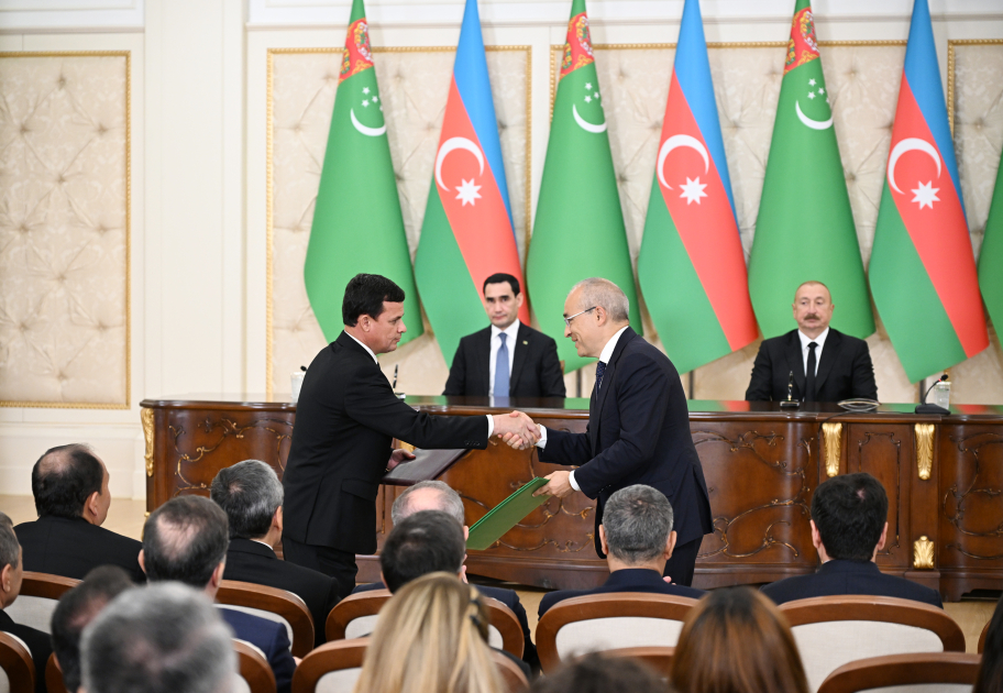Azerbaijan and Turkmenistan exchange documents (PHOTO)