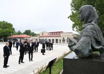 President Ilham Aliyev and President Serdar Berdimuhamedov view bullet-riddled busts of Azerbaijan’s prominent figures in Shusha (PHOTO)