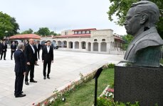 President Ilham Aliyev and President Serdar Berdimuhamedov view bullet-riddled busts of Azerbaijan’s prominent figures in Shusha (PHOTO)