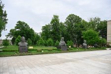 President Ilham Aliyev and President Serdar Berdimuhamedov view bullet-riddled busts of Azerbaijan’s prominent figures in Shusha (PHOTO)