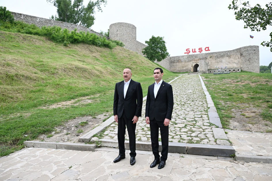 President Ilham Aliyev and President Serdar Berdimuhamedov view bullet-riddled busts of Azerbaijan’s prominent figures in Shusha (PHOTO)