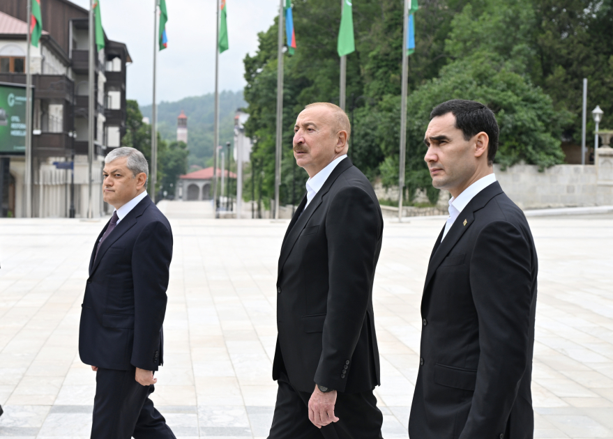 President Ilham Aliyev and President Serdar Berdimuhamedov view bullet-riddled busts of Azerbaijan’s prominent figures in Shusha (PHOTO)