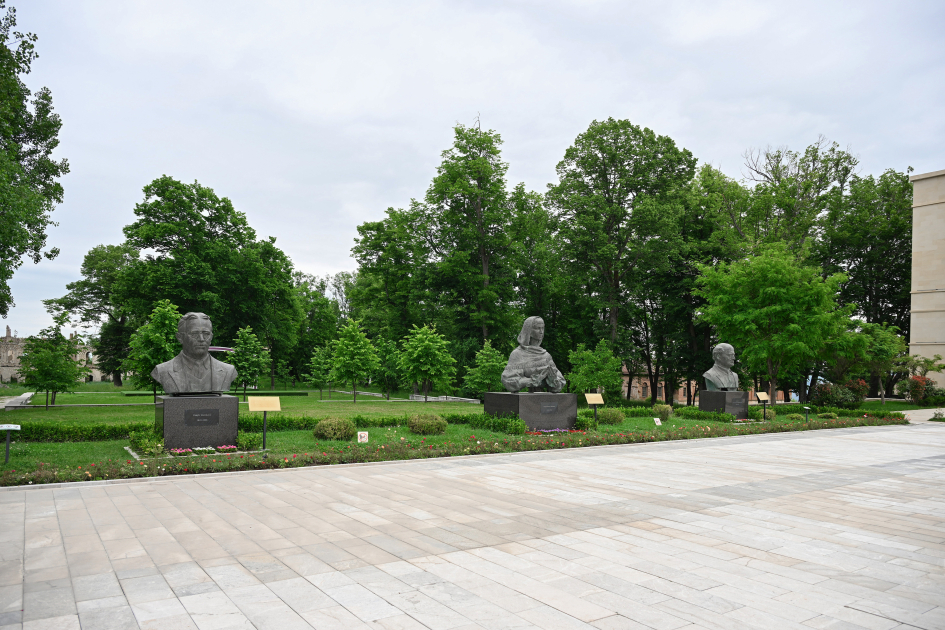 President Ilham Aliyev and President Serdar Berdimuhamedov view bullet-riddled busts of Azerbaijan’s prominent figures in Shusha (PHOTO)