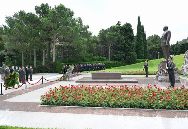 Leadership of Azerbaijan’s Ministry of Defense visits Alley of Honors, Victory Park, and Military Memorial Cemetery (PHOTO/VIDEO)
