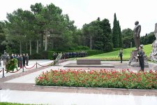 Leadership of Azerbaijan’s Ministry of Defense visits Alley of Honors, Victory Park, and Military Memorial Cemetery (PHOTO/VIDEO)