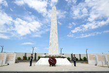 Leadership of Azerbaijan’s Ministry of Defense visits Alley of Honors, Victory Park, and Military Memorial Cemetery (PHOTO/VIDEO)