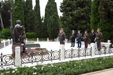 Leadership of Azerbaijan’s Ministry of Defense visits Alley of Honors, Victory Park, and Military Memorial Cemetery (PHOTO/VIDEO)
