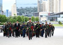 Leadership of Azerbaijan’s Ministry of Defense visits Alley of Honors, Victory Park, and Military Memorial Cemetery (PHOTO/VIDEO)
