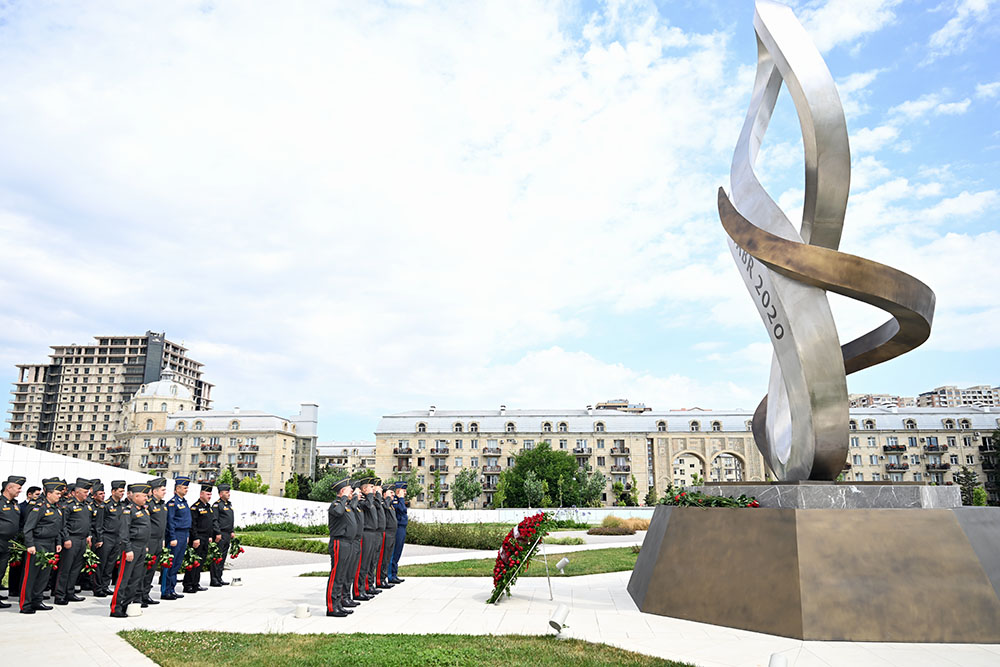 Leadership of Azerbaijan’s Ministry of Defense visits Alley of Honors, Victory Park, and Military Memorial Cemetery (PHOTO/VIDEO)