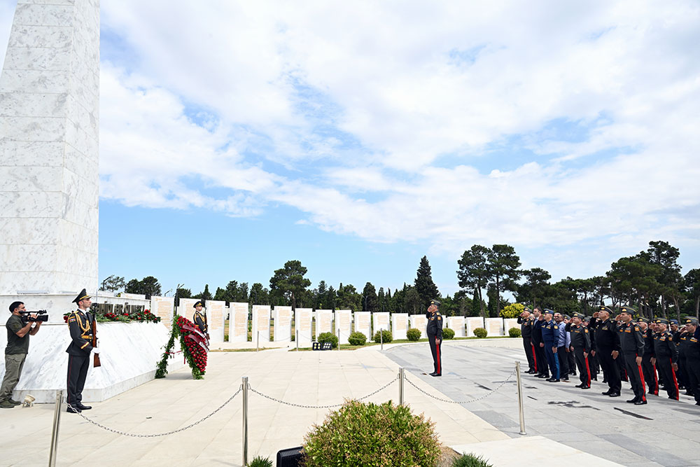 Leadership of Azerbaijan’s Ministry of Defense visits Alley of Honors, Victory Park, and Military Memorial Cemetery (PHOTO/VIDEO)