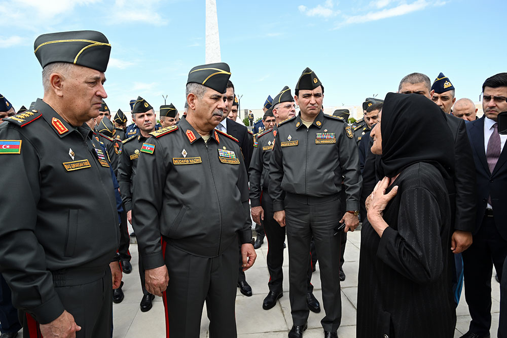 Leadership of Azerbaijan’s Ministry of Defense visits Alley of Honors, Victory Park, and Military Memorial Cemetery (PHOTO/VIDEO)