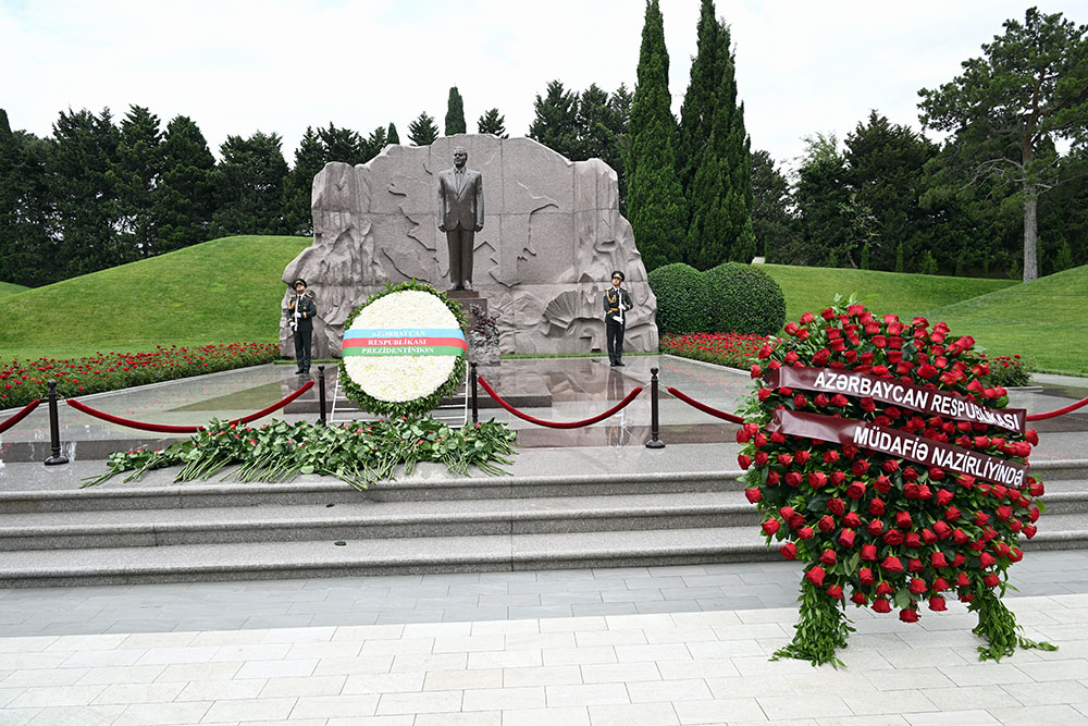Leadership of Azerbaijan’s Ministry of Defense visits Alley of Honors, Victory Park, and Military Memorial Cemetery (PHOTO/VIDEO)