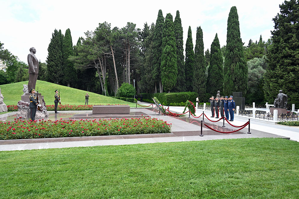Leadership of Azerbaijan’s Ministry of Defense visits Alley of Honors, Victory Park, and Military Memorial Cemetery (PHOTO/VIDEO)