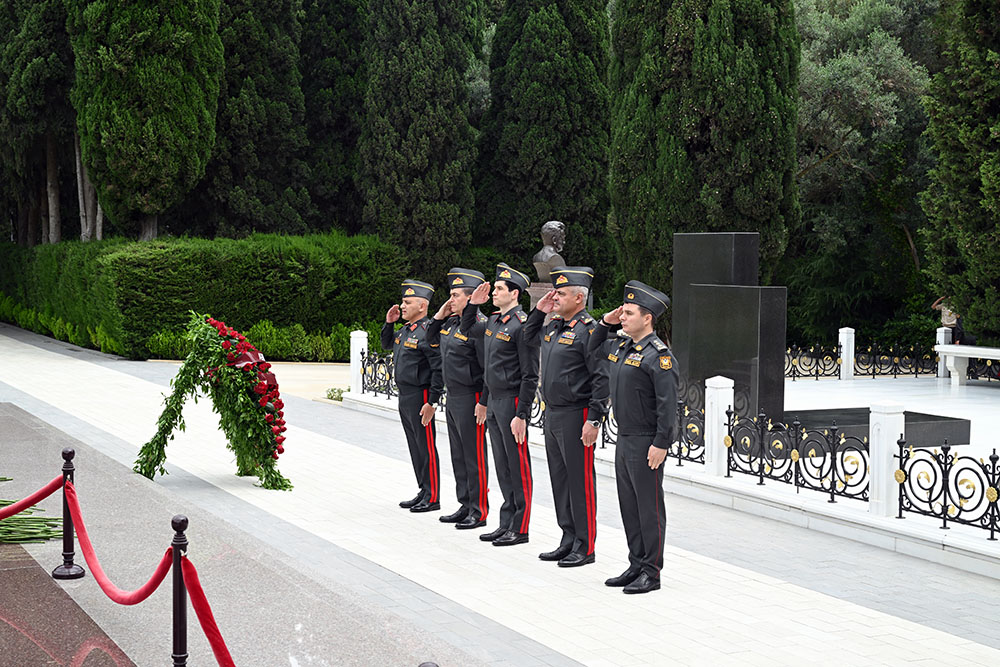 Leadership of Azerbaijan’s Ministry of Defense visits Alley of Honors, Victory Park, and Military Memorial Cemetery (PHOTO/VIDEO)