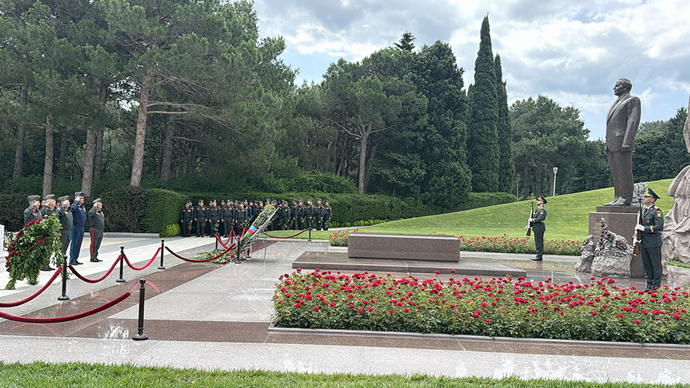 Leadership of Azerbaijan’s Ministry of Defense visits Alley of Honors, Victory Park, and Military Memorial Cemetery (PHOTO/VIDEO)