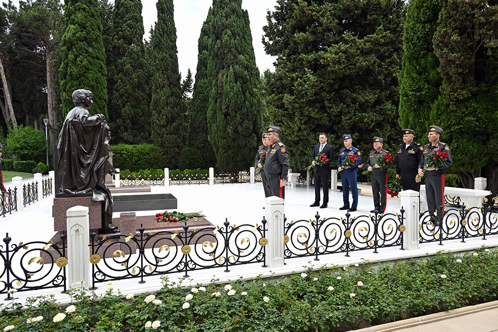 Leadership of Azerbaijan’s Ministry of Defense visits Alley of Honors, Victory Park, and Military Memorial Cemetery (PHOTO/VIDEO)