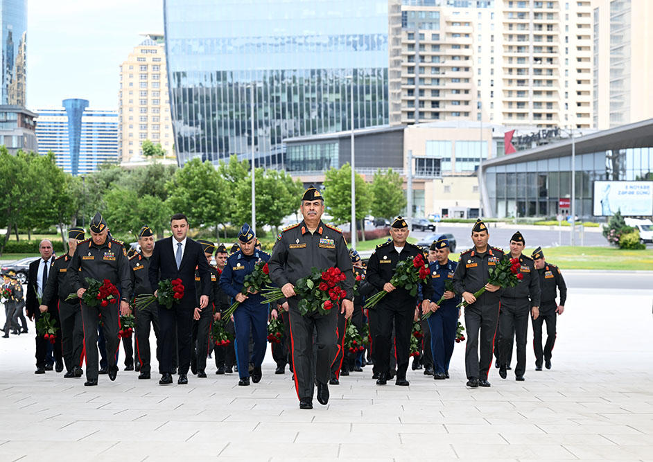 Leadership of Azerbaijan’s Ministry of Defense visits Alley of Honors, Victory Park, and Military Memorial Cemetery (PHOTO/VIDEO)