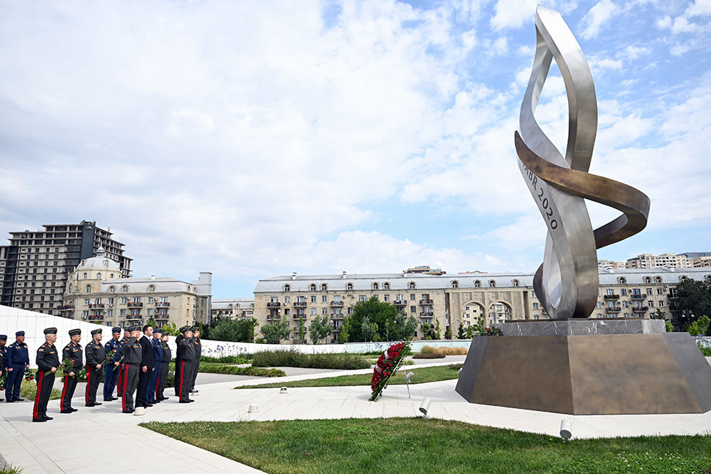 Leadership of Azerbaijan’s Ministry of Defense visits Alley of Honors, Victory Park, and Military Memorial Cemetery (PHOTO/VIDEO)