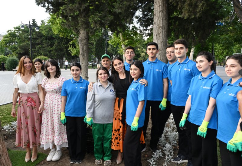 Leyla Aliyeva and Arzu Aliyeva participate in seasonal flower planting campaign on Baku Boulevard (PHOTO)