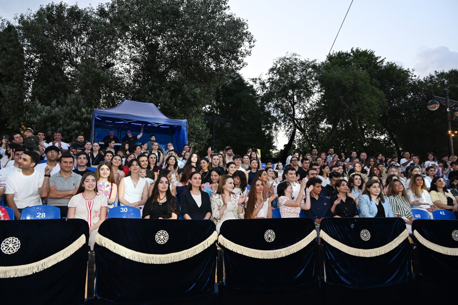 Leyla Aliyeva and Arzu Aliyeva visit "CandyFest" summer festival and watch "Magic Pearl" water circus show (PHOTO)