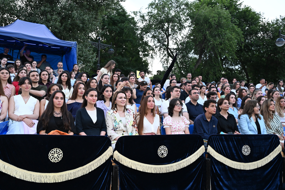 Leyla Aliyeva and Arzu Aliyeva visit "CandyFest" summer festival and watch "Magic Pearl" water circus show (PHOTO)