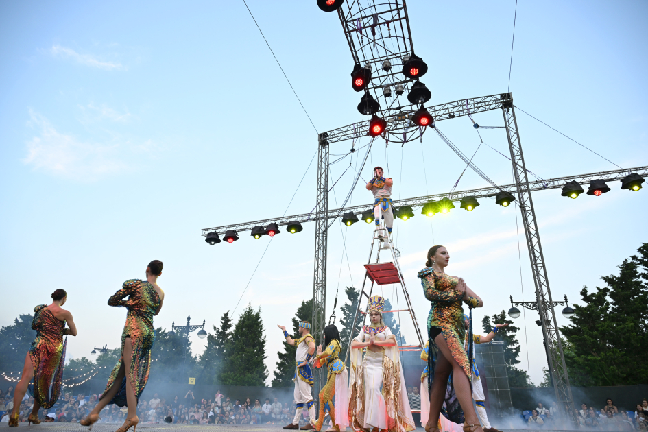 Leyla Aliyeva and Arzu Aliyeva visit "CandyFest" summer festival and watch "Magic Pearl" water circus show (PHOTO)