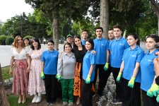 Leyla Aliyeva and Arzu Aliyeva participate in seasonal flower planting campaign on Baku Boulevard (PHOTO)