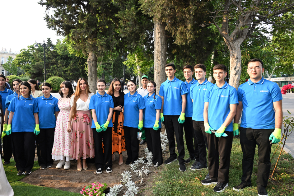 Leyla Aliyeva and Arzu Aliyeva participate in seasonal flower planting campaign on Baku Boulevard (PHOTO)