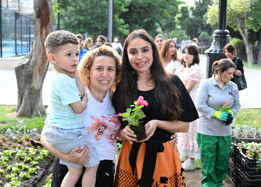 Leyla Aliyeva and Arzu Aliyeva participate in seasonal flower planting campaign on Baku Boulevard (PHOTO)