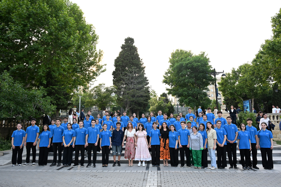 Leyla Aliyeva and Arzu Aliyeva participate in seasonal flower planting campaign on Baku Boulevard (PHOTO)