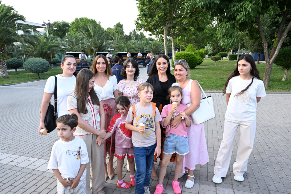 Leyla Aliyeva and Arzu Aliyeva attend opening and presentation ceremonies at the Seaside National Park (PHOTO)