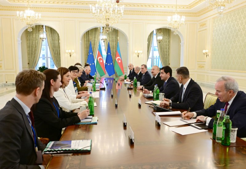 President Ilham Aliyev holds expanded meeting with President of European Commission (FOTO)