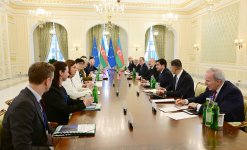 President Ilham Aliyev holds expanded meeting with President of European Commission (FOTO)