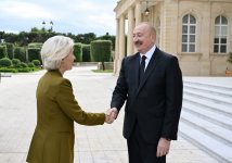 President Ilham Aliyev holds one-on-one meeting with President of European Commission (PHOTO)