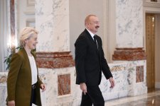 President Ilham Aliyev holds one-on-one meeting with President of European Commission (PHOTO)