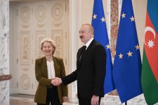 President Ilham Aliyev holds one-on-one meeting with President of European Commission (PHOTO)