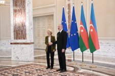 President Ilham Aliyev holds one-on-one meeting with President of European Commission (PHOTO)