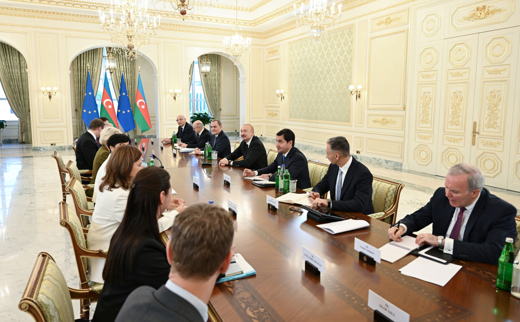 President Ilham Aliyev holds expanded meeting with President of European Commission (FOTO)