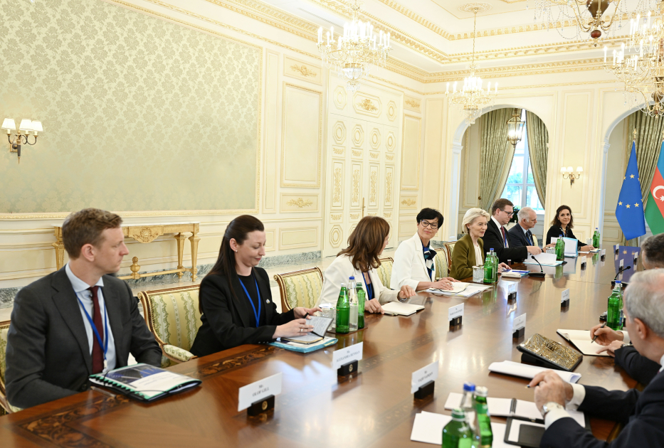 President Ilham Aliyev holds expanded meeting with President of European Commission (FOTO)