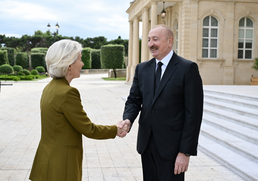 President Ilham Aliyev holds one-on-one meeting with President of European Commission (PHOTO)