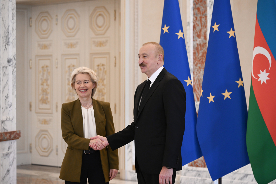 President Ilham Aliyev holds one-on-one meeting with President of European Commission (PHOTO)