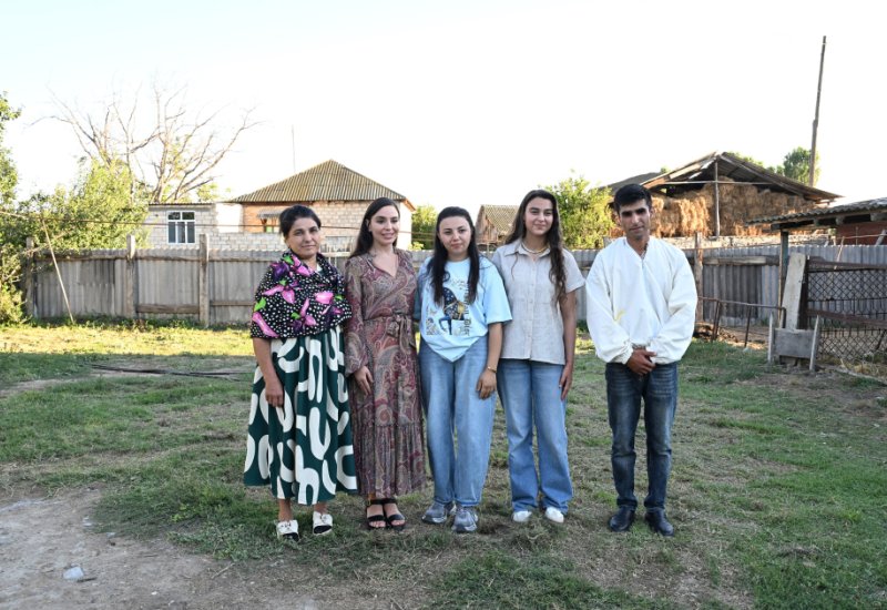 Leyla Aliyeva meets “Young Beekeeper” project participant in Yevlakh (PHOTO)
