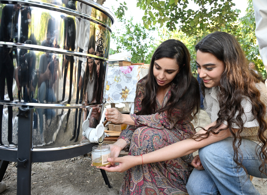 Leyla Aliyeva meets “Young Beekeeper” project participant in Yevlakh (PHOTO)