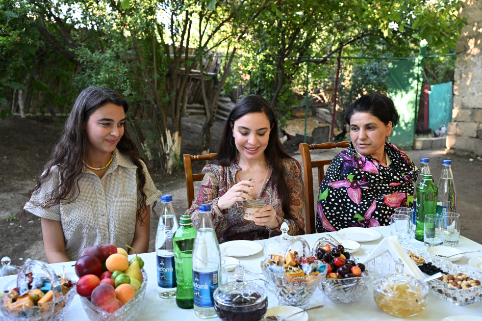 Leyla Aliyeva meets “Young Beekeeper” project participant in Yevlakh (PHOTO)