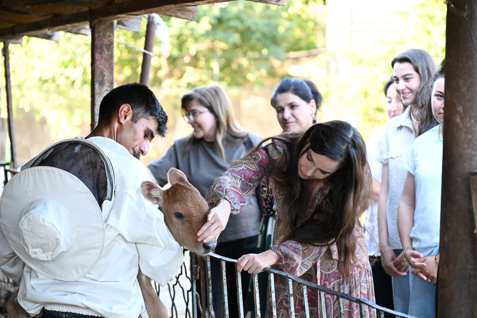 Leyla Aliyeva meets “Young Beekeeper” project participant in Yevlakh (PHOTO)
