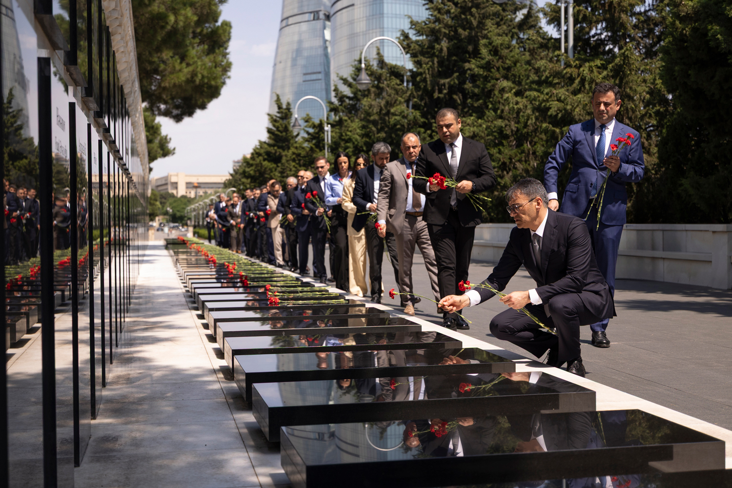 “AzerGold” CJSC marks 10th anniversary with visits to Alley of Honor and Alley of Martyrs (PHOTO)