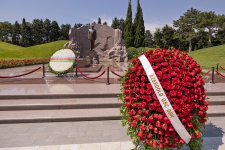 “AzerGold” CJSC marks 10th anniversary with visits to Alley of Honor and Alley of Martyrs (PHOTO)
